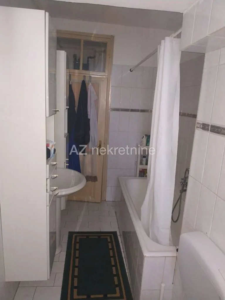 Baños - Four-Bedroom Apartment with Central Heating in Donji Grad