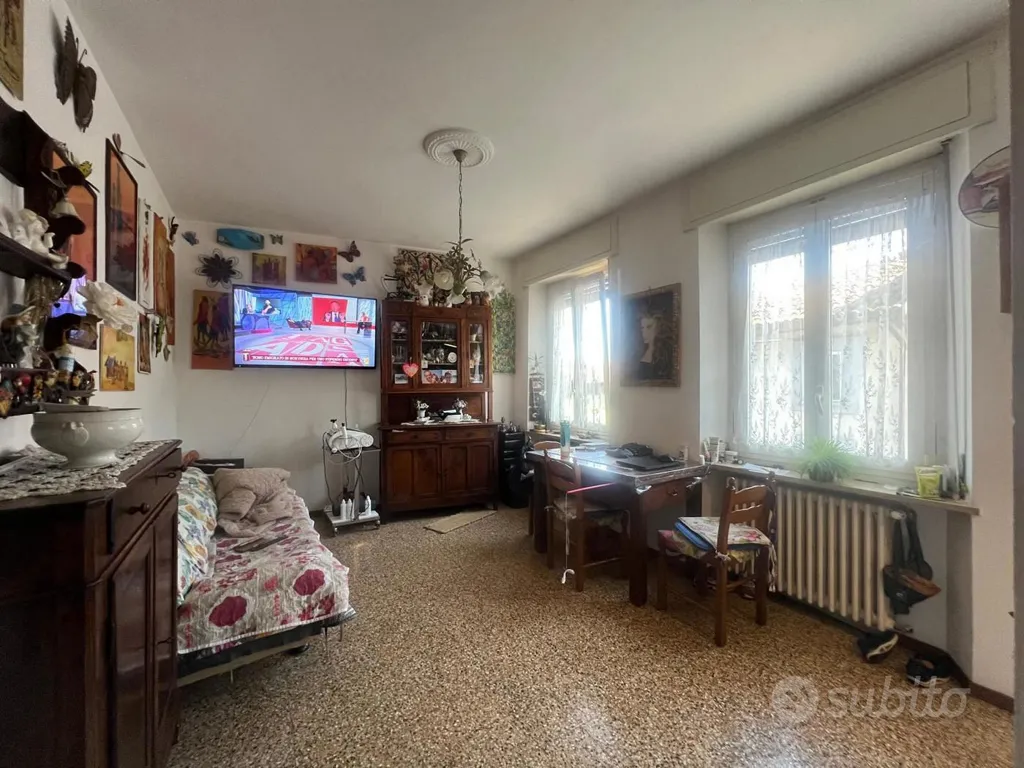 Elutuba - Two-Level House with Balcony in Albonese