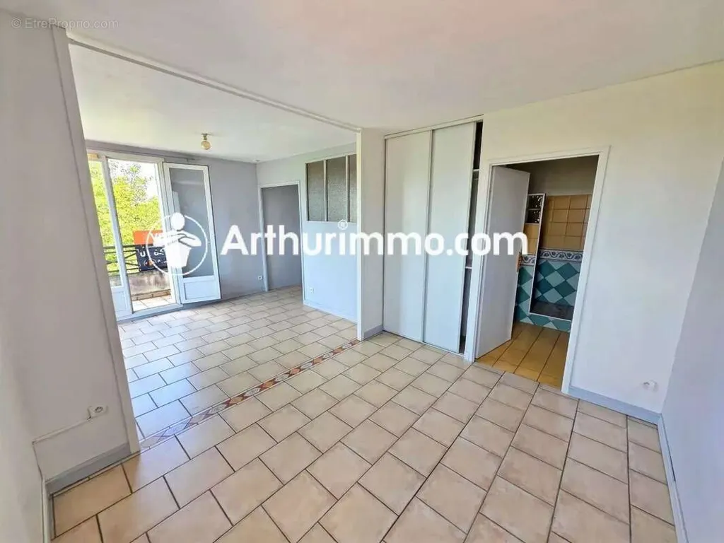 Séjour - Studio avec Balcon et Garage à Savigny-le-Temple