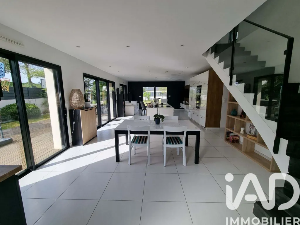 Dining Room - Modern House with Terraces in Pontivy