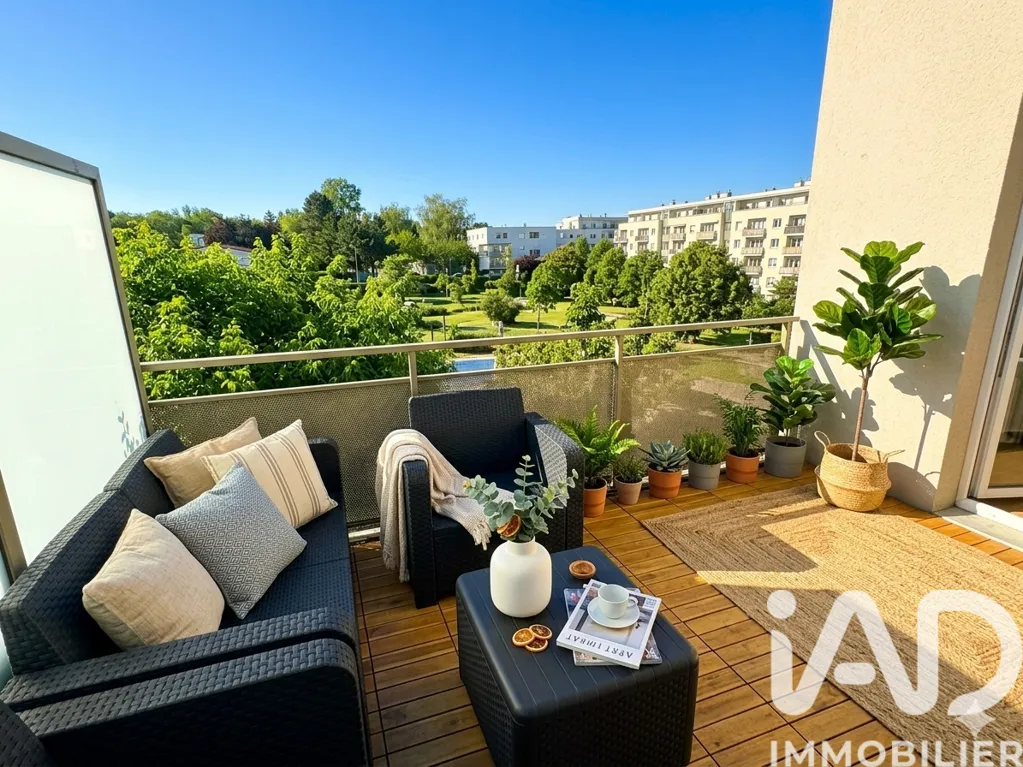 Terrasse - Duplex Récemment Construit avec Balcon à Louvres