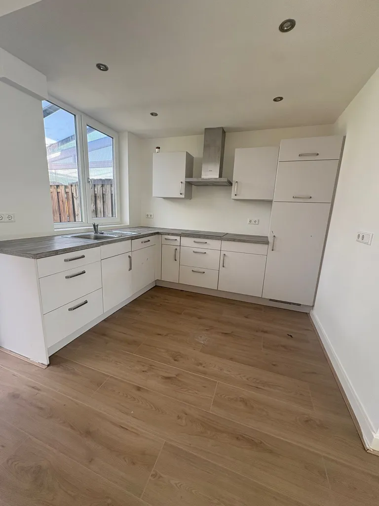 Köök - Partially Renovated House with Garden in Eindhoven
