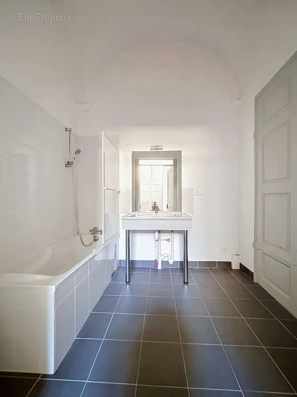 Vannitoad - Spacious T2 with Garden View in Historic Centre