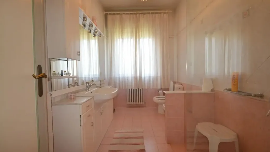 Bathrooms - 6-room house in IT