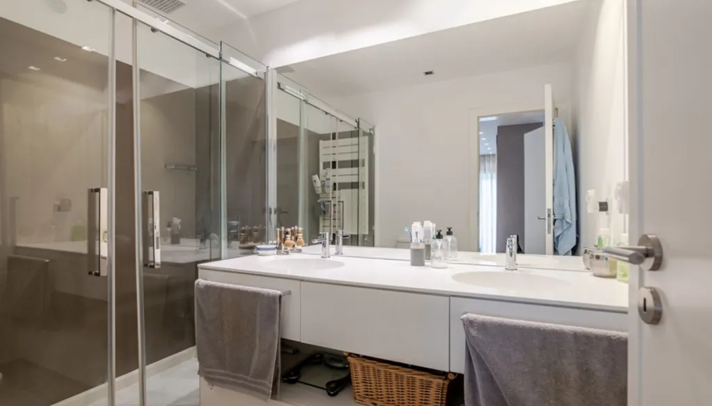 Bathrooms - Luxury 4-Bedroom Apartment in Foz do Douro