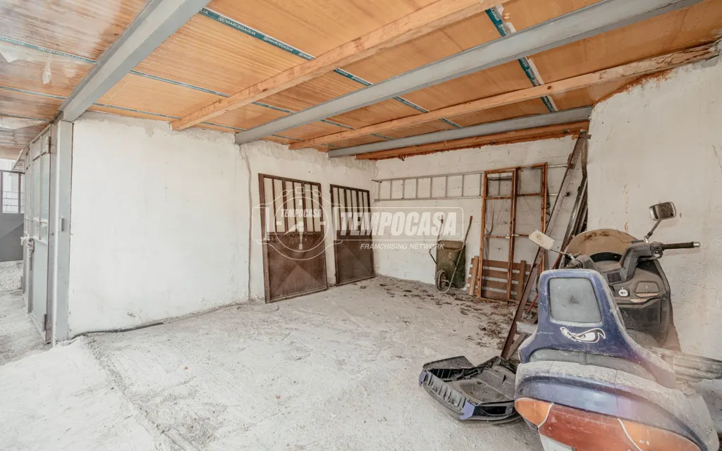 Garage - Spacious Triplex with Balcony in Vigevano