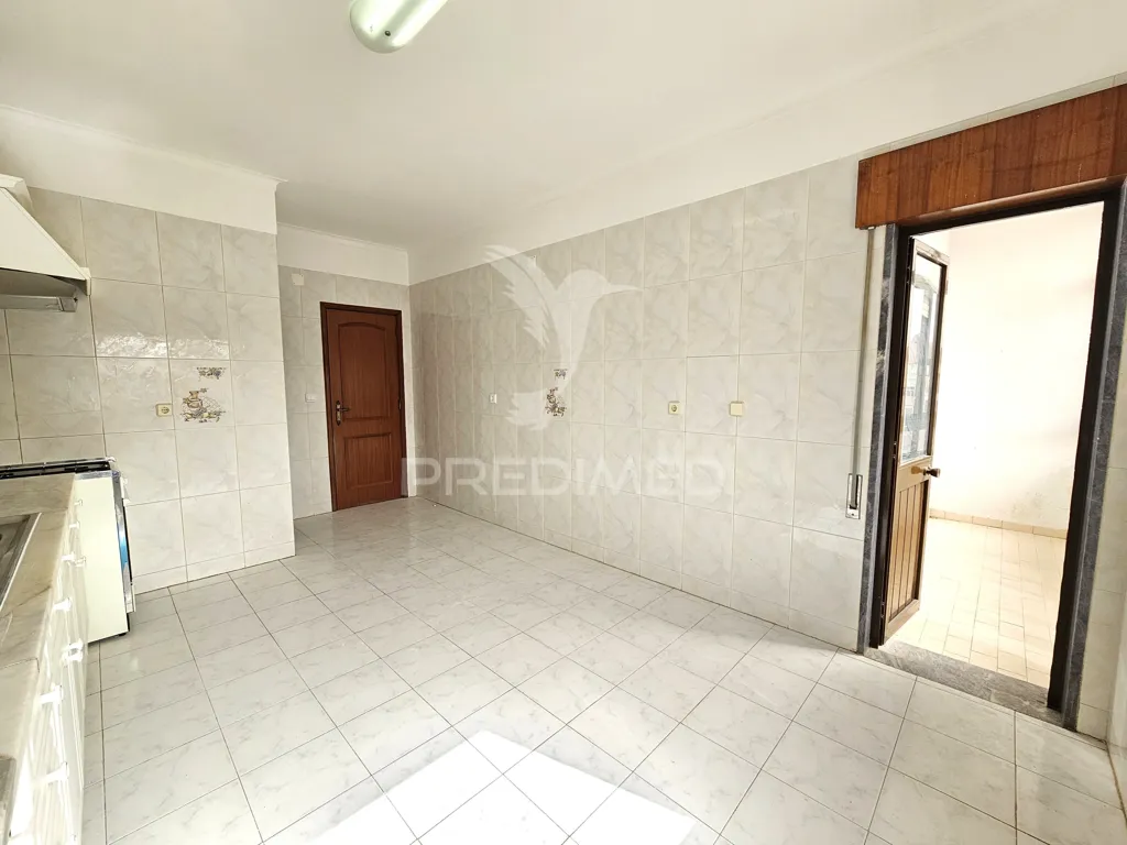 Cuisine - Spacious T2 Apartment with Two Fronts in Pinhal Novo