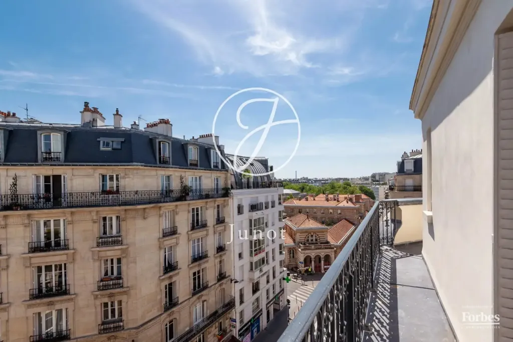 Rõdu - Apartment with Eiffel View in Paris 18th