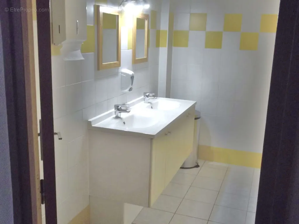 Bagni - Restaurant with Parking in Strategic Location