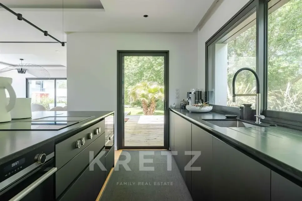 Köök - Contemporary House with Pool near Golf Course