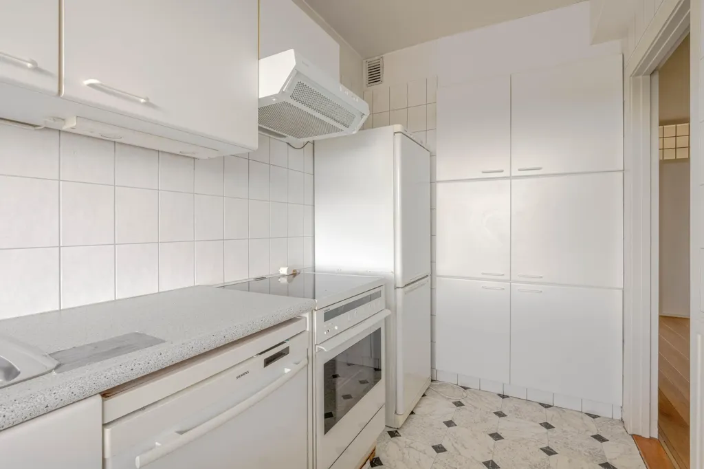 Kitchen - 4-Bedroom Flat with Panoramic View in Rotterdam