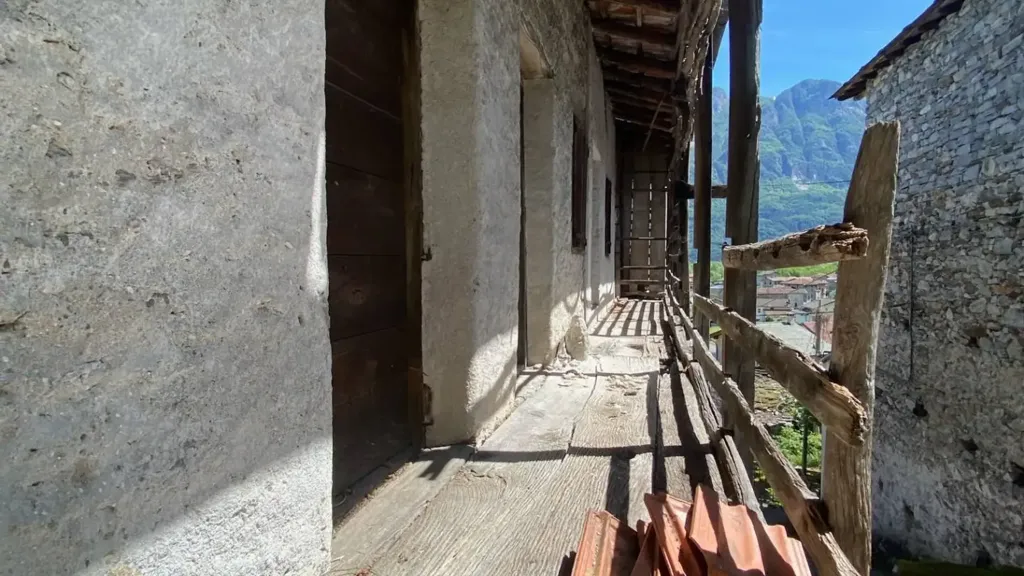 Balcon - Rustic Cottage with Balcony in Samolaco