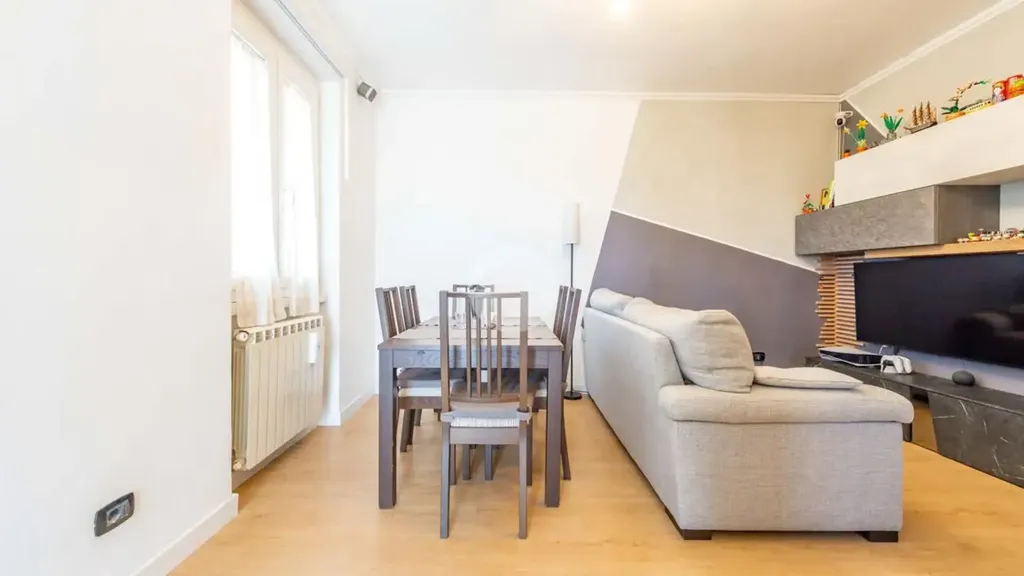 Elutuba - Rusticated Triplex with Balcony in Frascati