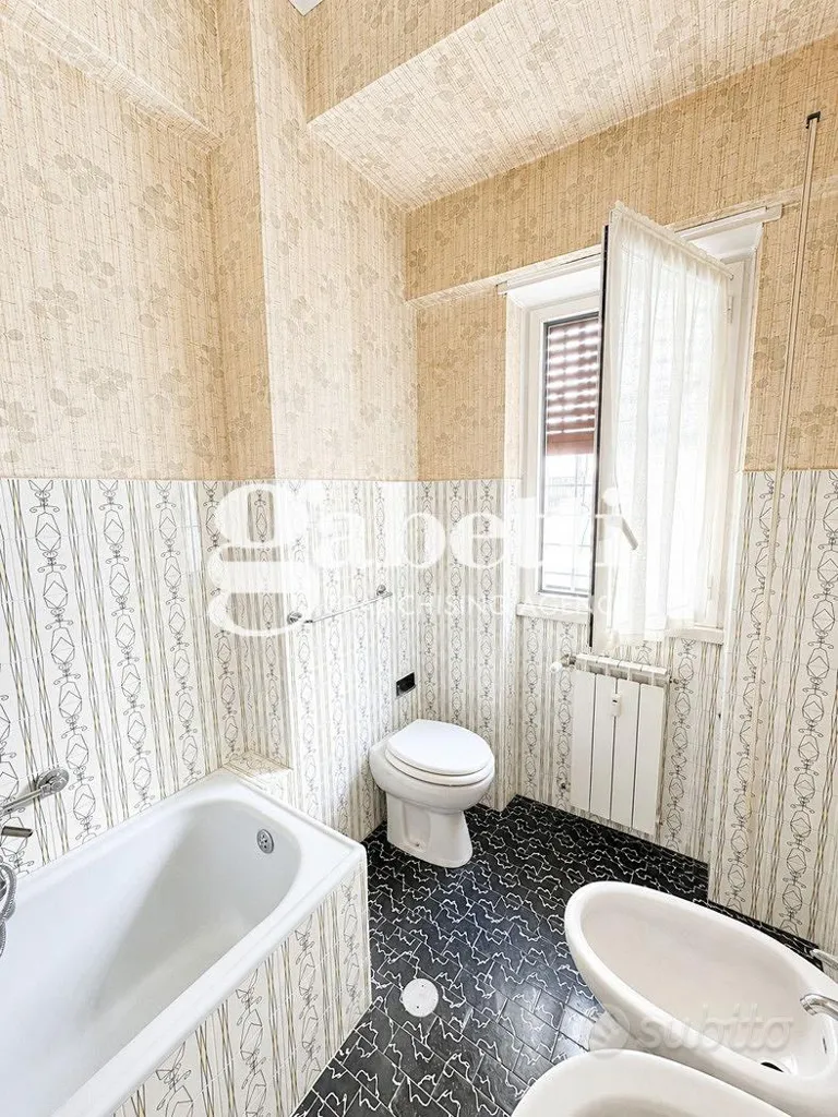 Salles de bain - Bright Triplex with Balcony in Central Rome