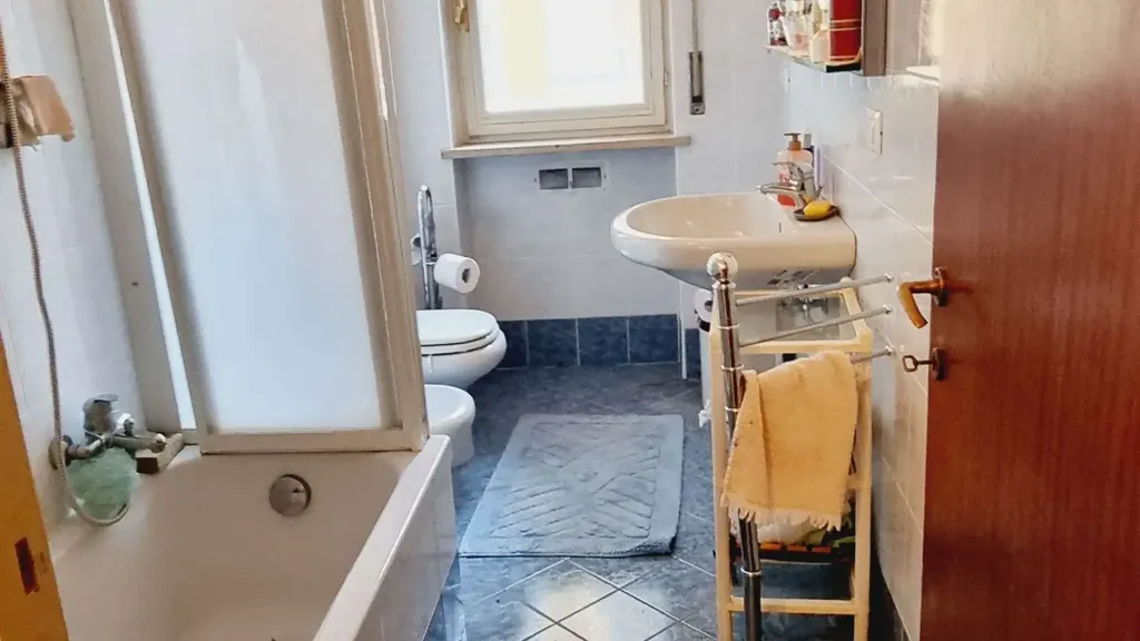 Salles de bain - Apartment with Balcony in Piacenza