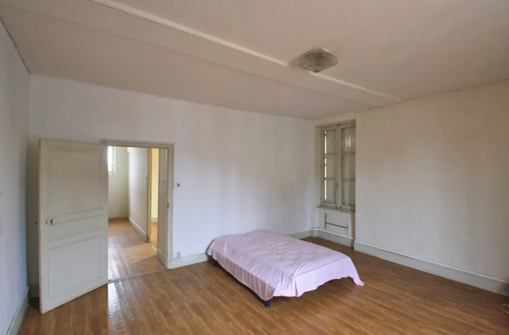 Chambres - Maison de Village avec Garage et Cour à Cusset