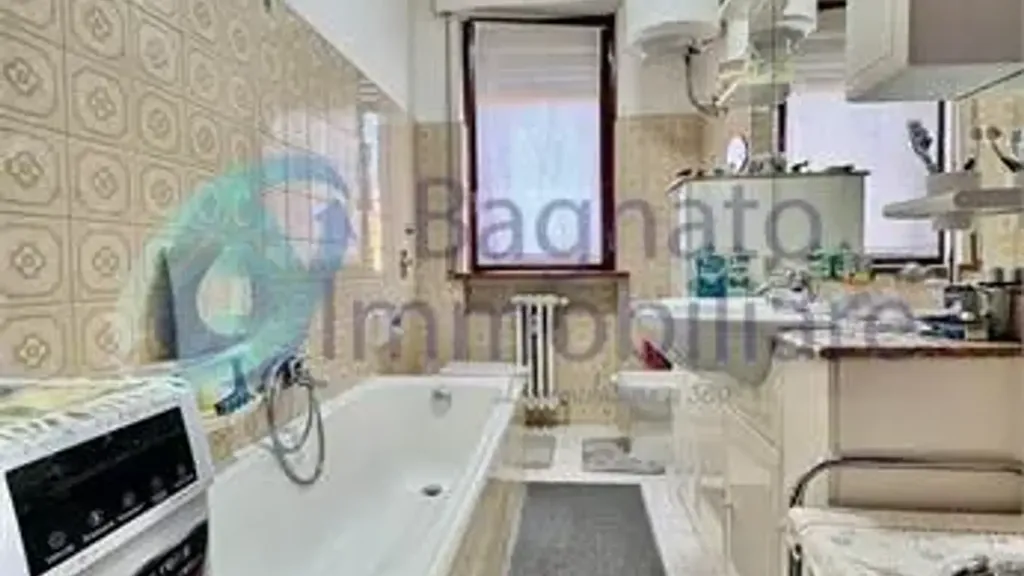 Salles de bain - Three-Bedroom Apartment with Balcony in Novara