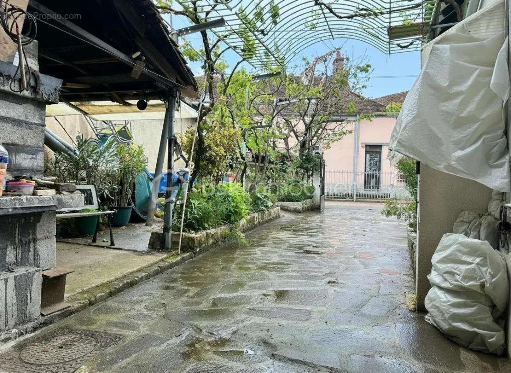 Aed - 5-Piece House with Courtyard in Esmans