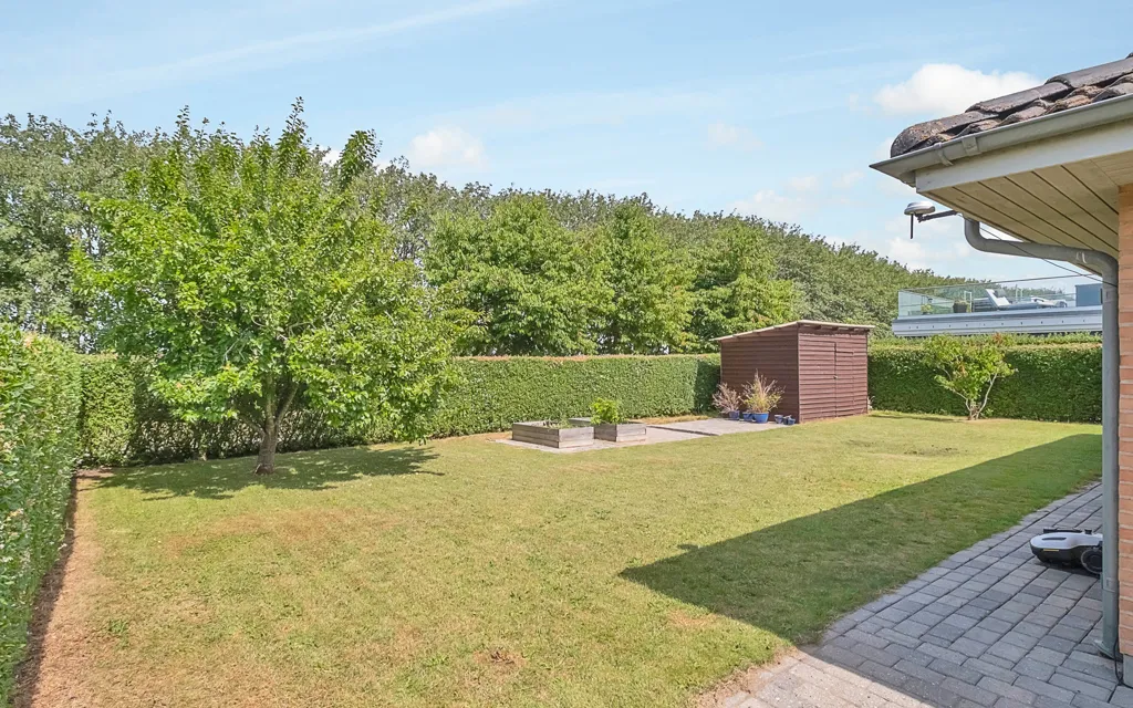 Aed - Spacious Villa with Garden in Skæring