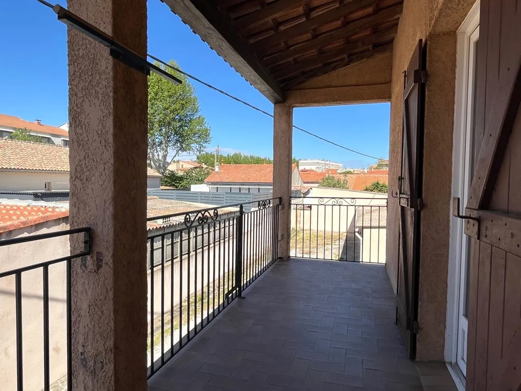 Balcony - Studio with Private Parking in Istres