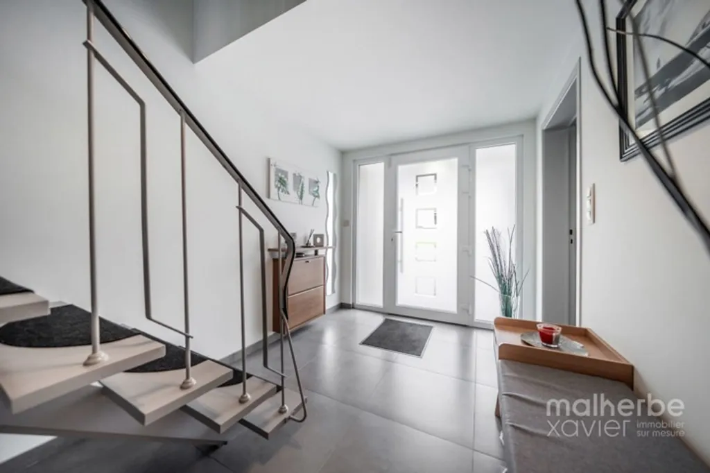 Entrée - Ensemble Immobilier Rénové avec Habitation et Garages à Elsenborn