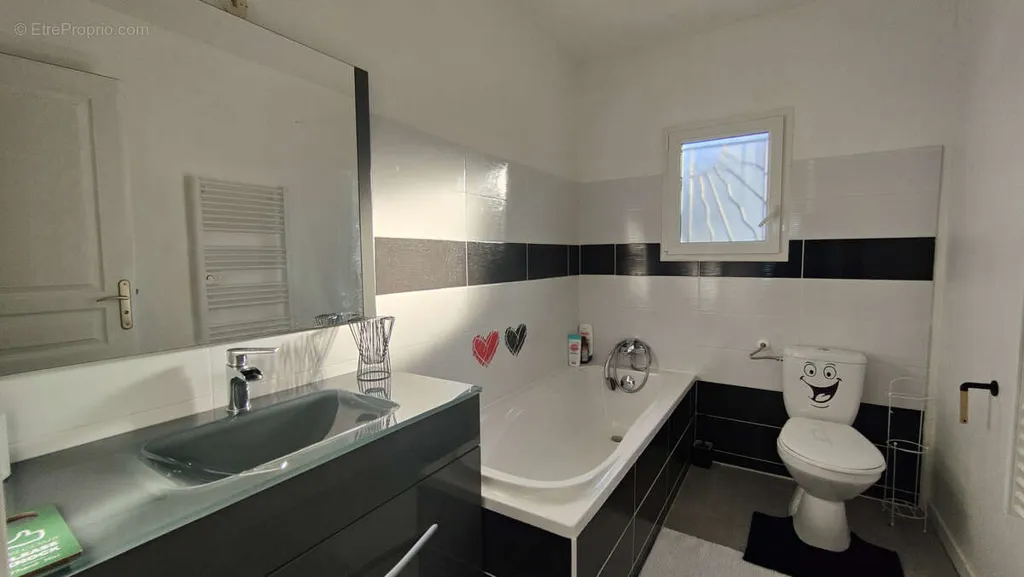 Bagni - Contemporary Villa with Pool in Vinezac