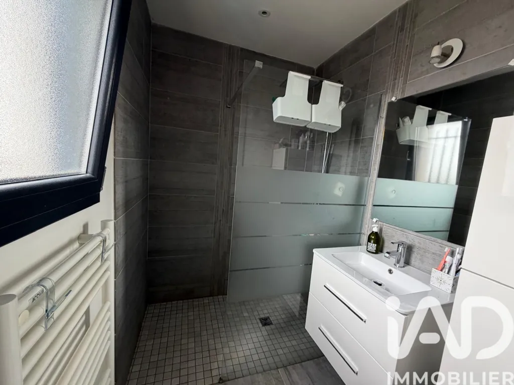 Bathrooms - Traditional House with Pool in Châteauneuf-de-Gadagne