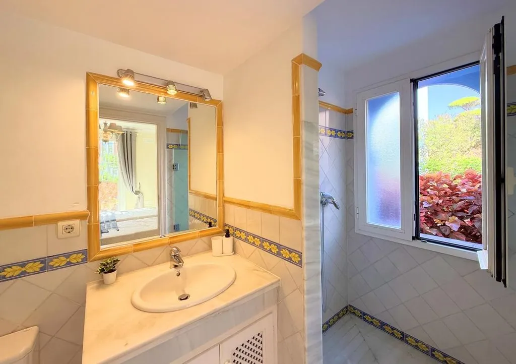 Vannitoad - Beachfront Flat with Private Garden in Casares