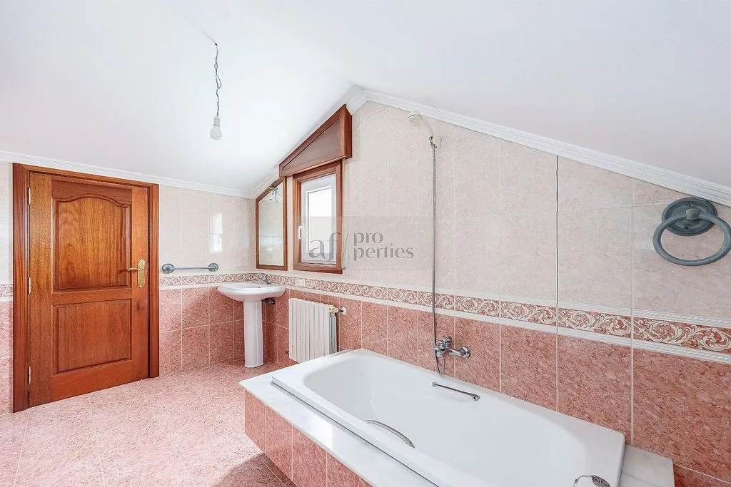 Bathrooms - Chalet with Terrace and Sea View in Nigrán