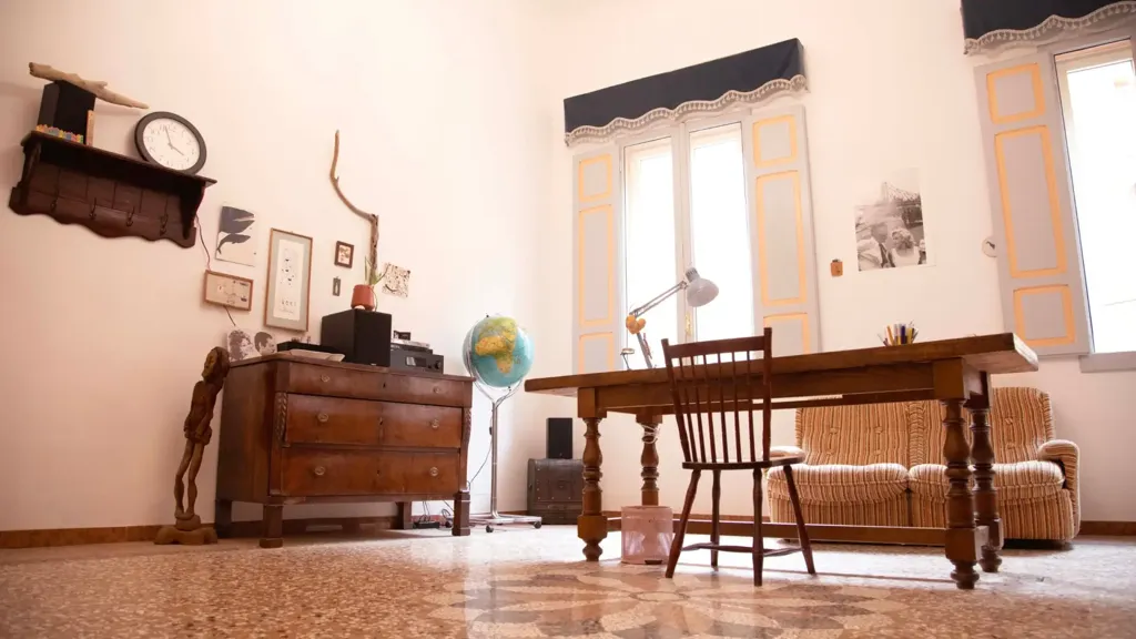 Bureau - Historic Apartment with High Ceilings in Bologna