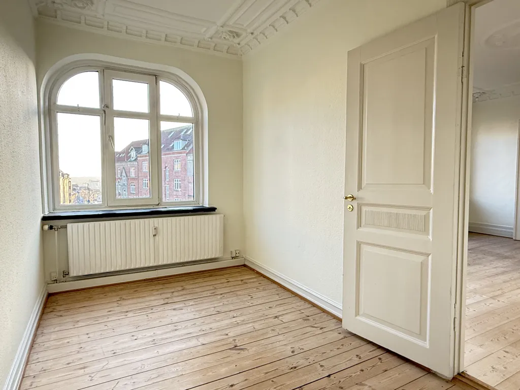 Toad - 5-Room Apartment with Stucco and Balconies in Central Location