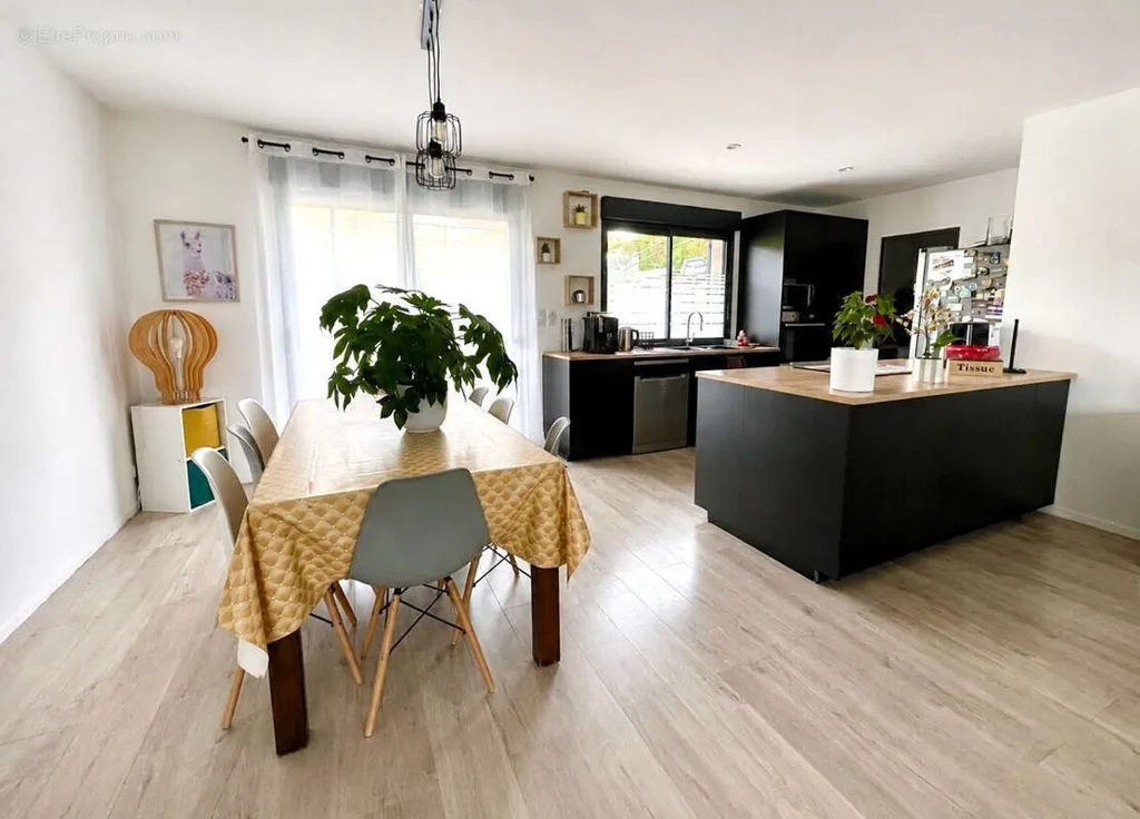 Cuisine - Maison Contemporaine avec Jardin à Nailly