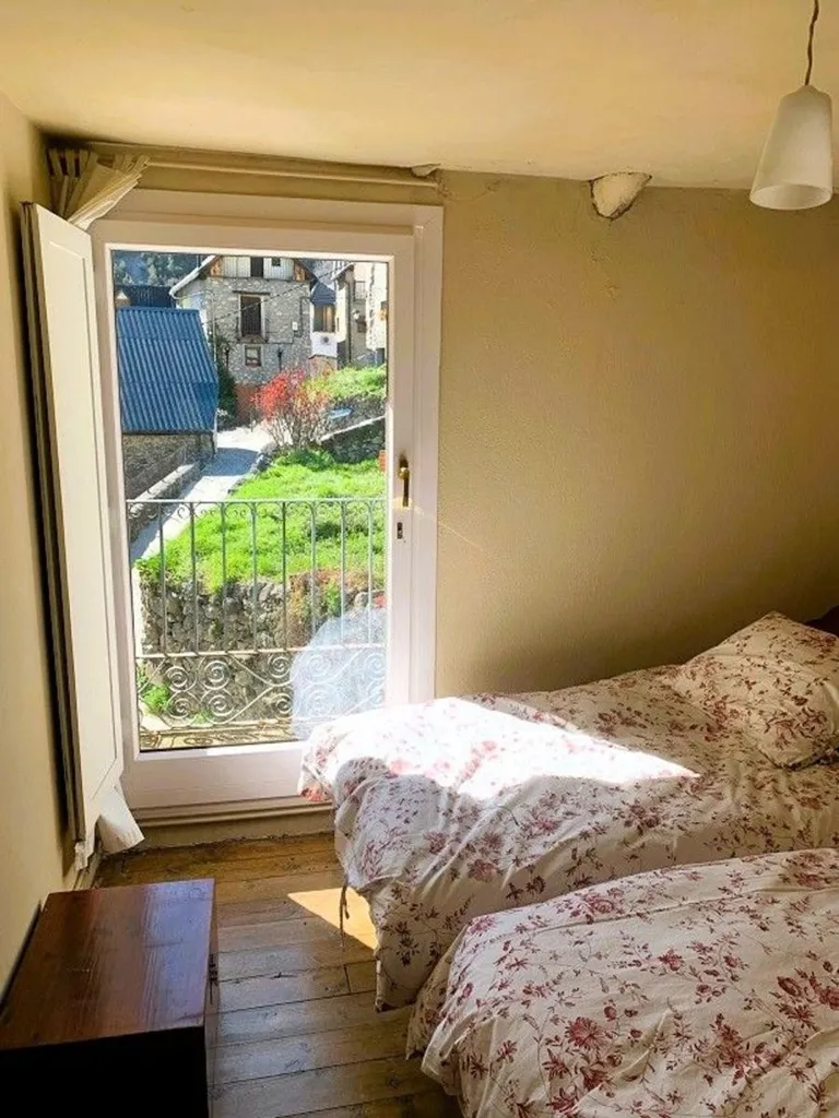 Magamistoad - Spacious House with Mountain Views in Sin