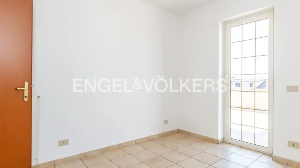 Pièces - Villa with Three Apartments in Guidonia Montecelio