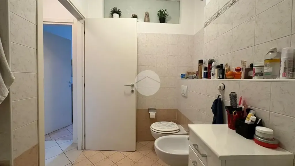 Bathrooms - Modernised Two-Bedroom Apartment in Florence
