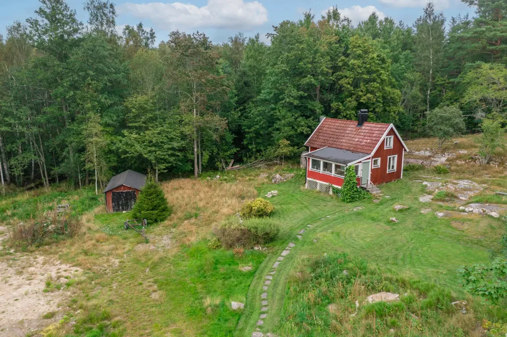 Õhuvaade - Lakefront Plot with Private Beach in Örebro