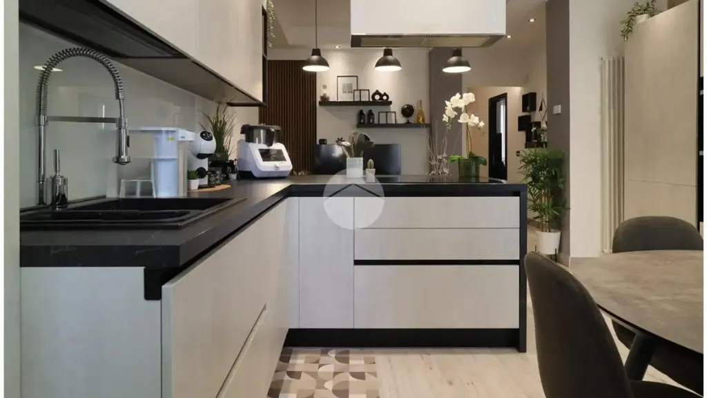 Cuisine - Modernised Apartment with Balcony in Lucento, Turin