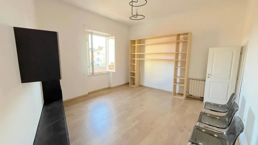 Elutuba - Three-Bedroom Apartment on Multiple Levels in Florence