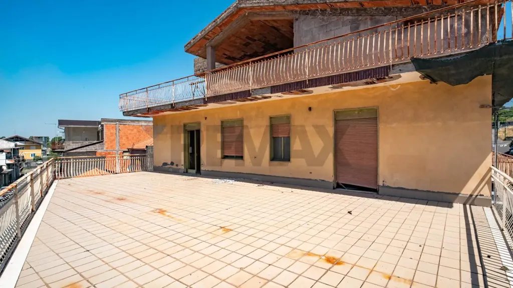 Terrasse - Commercial Space with Apartments in Belpasso