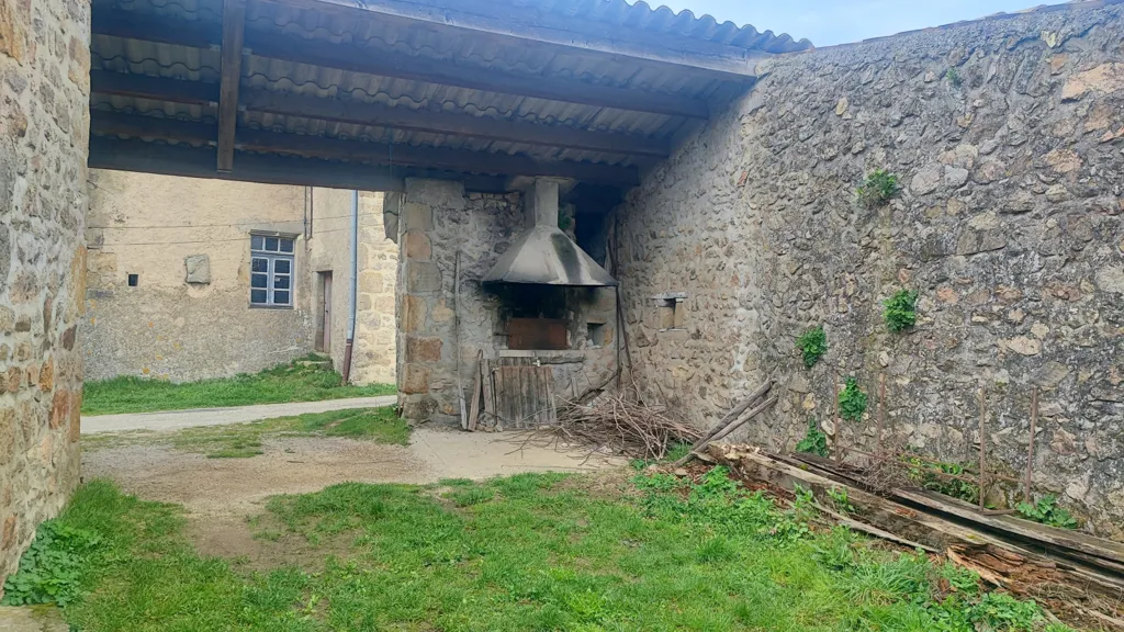 Garden - Renovable Building with Courtyard in Champis