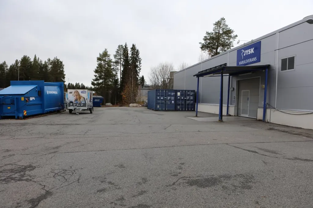 Extérieur - Large Property with Ample Parking near E14