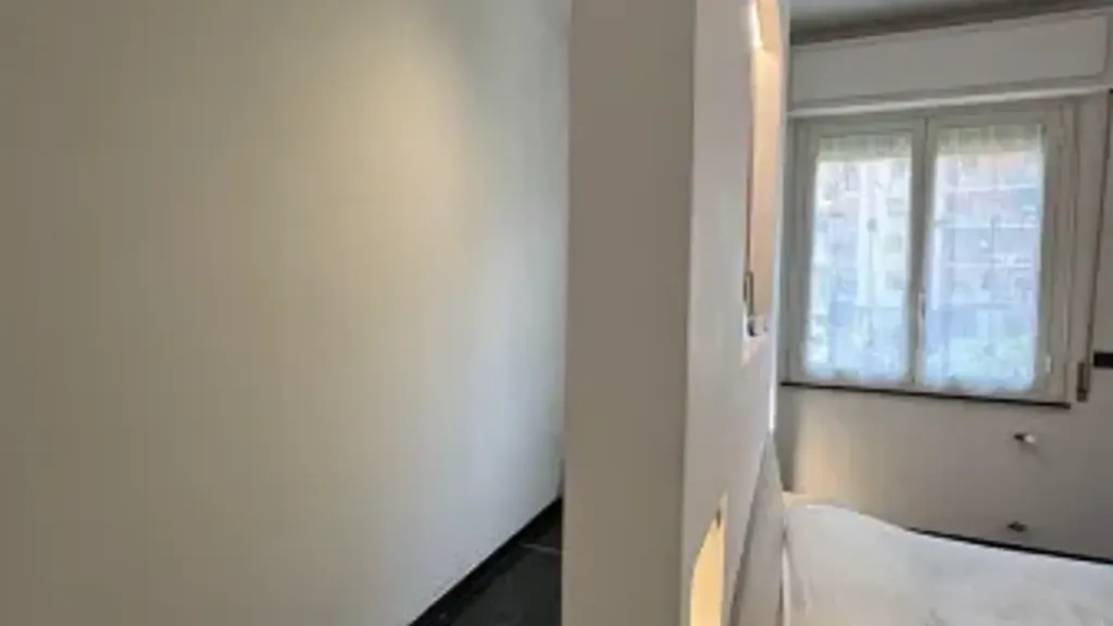 Chambres - Rearranged Apartment with Balcony in Genoa