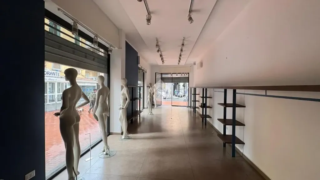 Pièces - Commercial Space with 4 Windows in Castellammare di Stabia