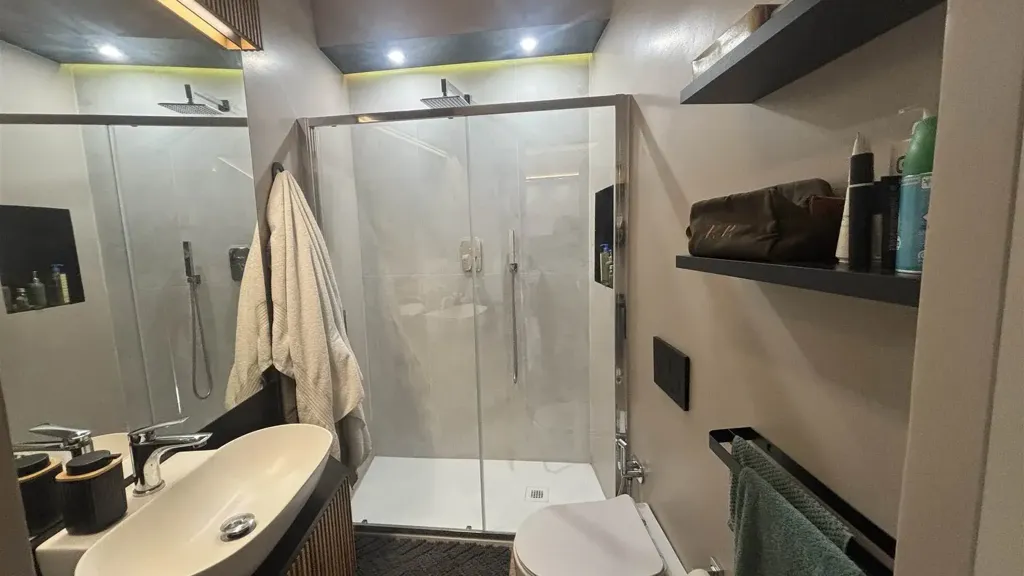 Vannitoad - Modernised Triplex with Balcony in Florence