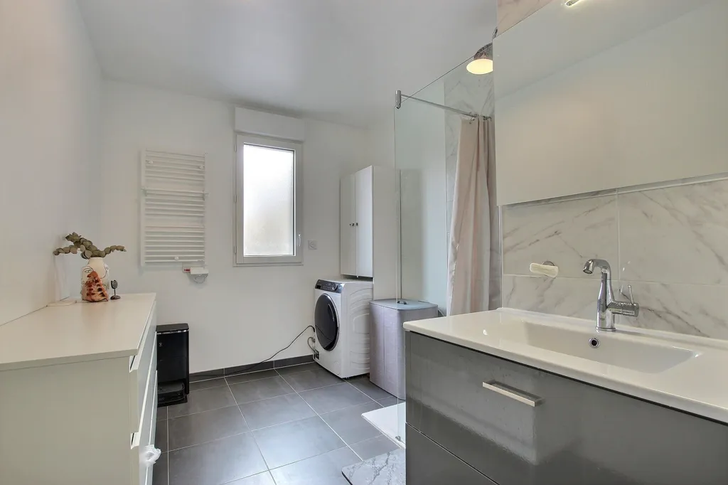 Salles de bain - Appartement Récent avec Vue Parc à Bois-Colombes