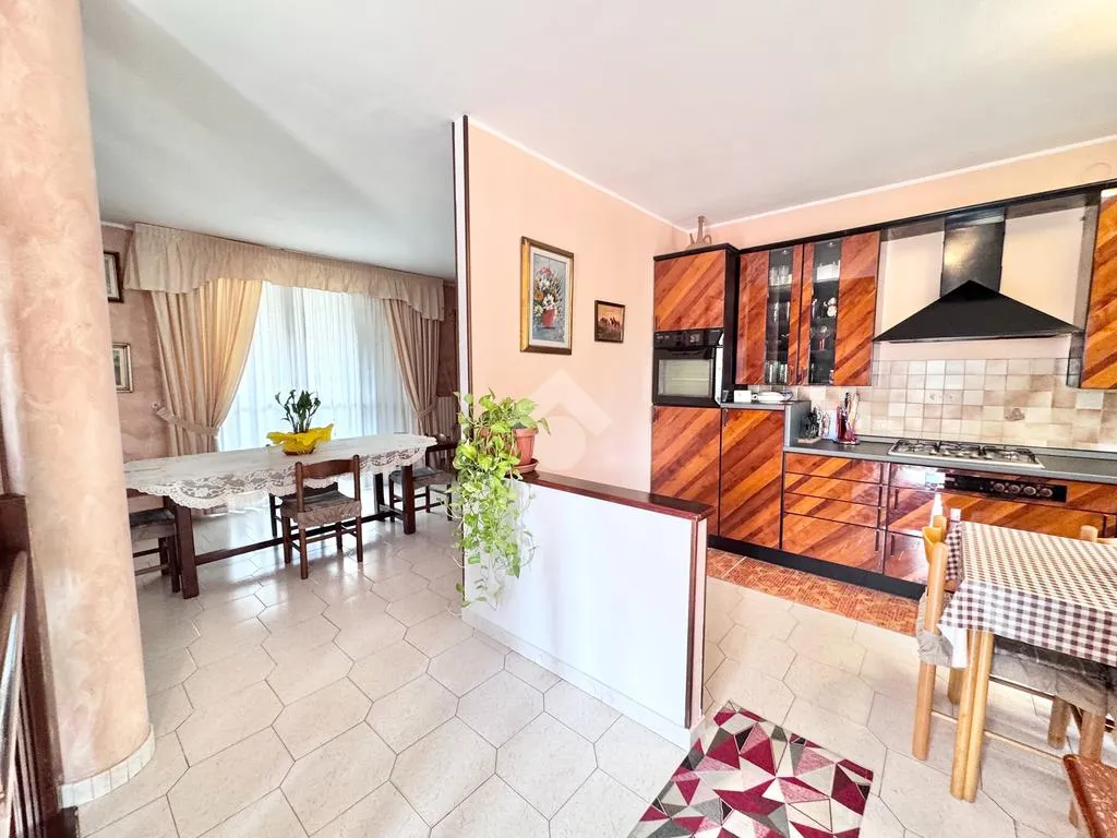 Söögituba - Corner Semi-Detached Villa with Garden in Casarile