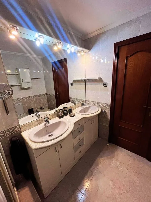 Bathrooms - 3-Bedroom Flat with Terrace in Reyes