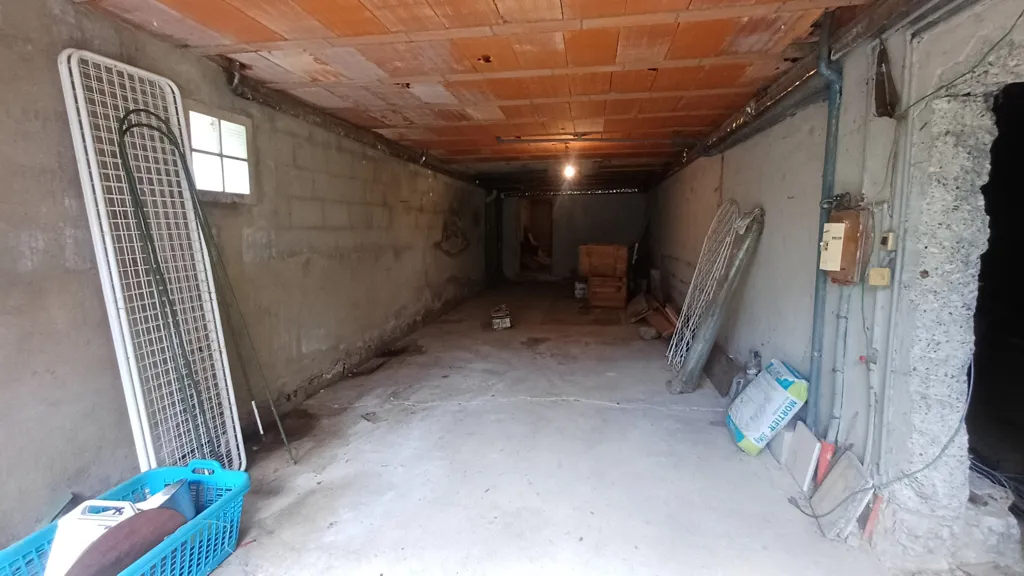 Garage - Terrain avec Potentiel dans un Secteur Calme à Pezens