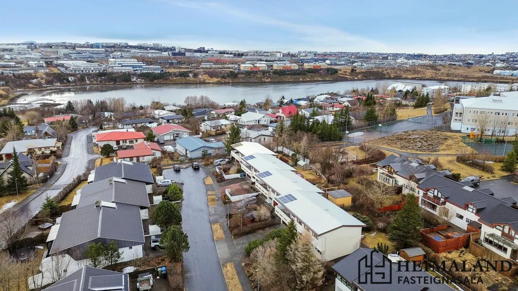 Vista aerea - Two-Storey End House with Garden in Reykjavik