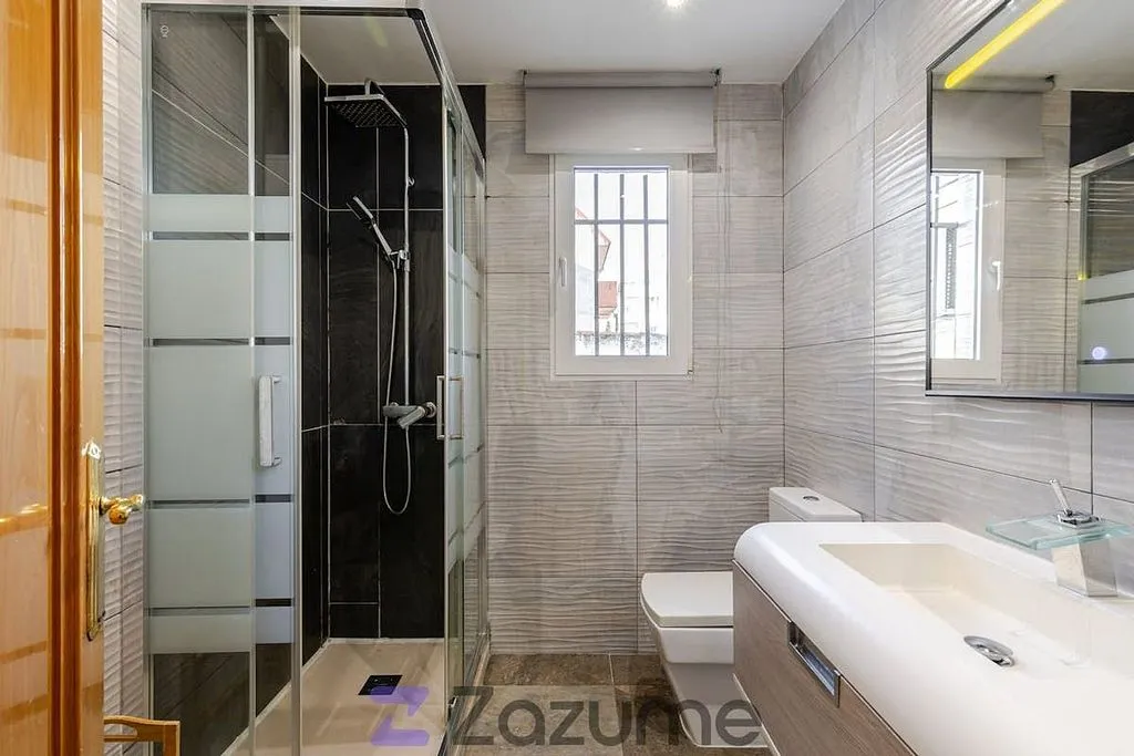 Salles de bain - Furnished Flat with Terrace in Vista Alegre, Madrid